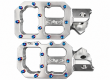 Load image into Gallery viewer, Tuttio Soleil 01 Wide CNC Aluminum Foot Pegs (T-Pegs)