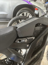 Load image into Gallery viewer, Carbon Fiber Battery Under Piece