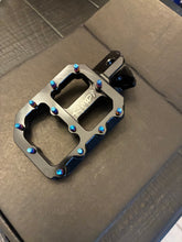 Load image into Gallery viewer, Wide CNC Billet Aluminum Foot T Pegs for Tuttio Soleil 01
